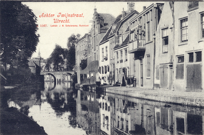 1855 Gezicht op de Oudegracht te Utrecht met rechts de Werf aan de Twijnstraat en op de achtergrond de Vollersbrug.N.B. ...